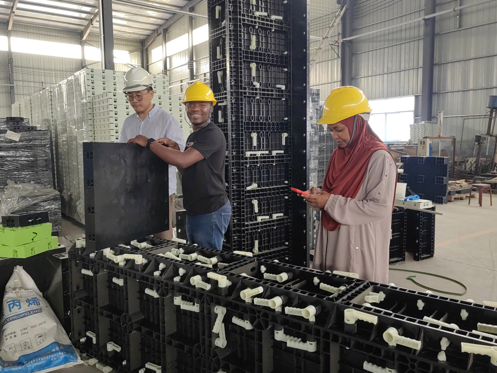 African Customers Visit ZPLASTK80 Modular FORMWORK Factory