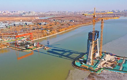 Taiping River Bridge main tower  has taken shape.